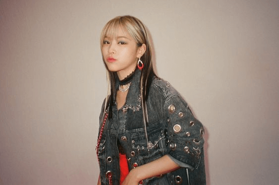 Ryujin of ITZY wearing denim jacket